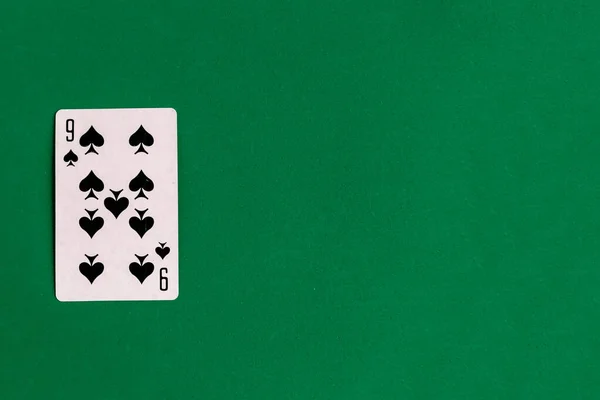 Εννέα Μπαστούνι Παιχνίδι Κάρτα Πράσινο Φόντο Αντίγραφο Χώρου — Φωτογραφία Αρχείου