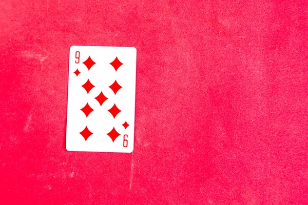 Nove Diamantes Jogando Cartão Fundo Vermelho Espaço Cópia — Fotografia de Stock