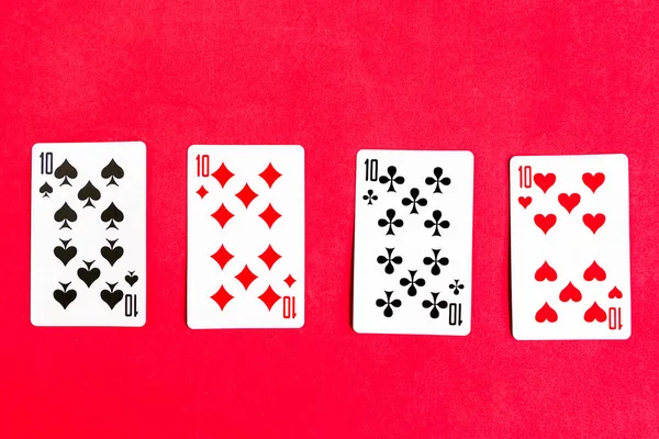 Quads Poker Cartas Jogo Fundo Vermelho — Fotografia de Stock