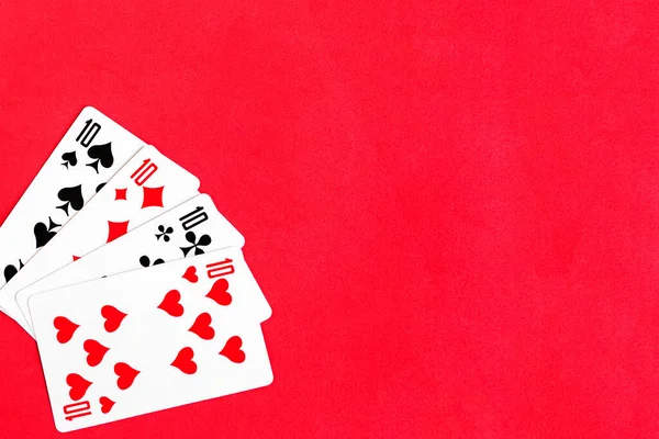 Poker Dörtlüsü Oyun Kartı Kırmızı Arkaplan Kopyalama Alanı — Stok fotoğraf