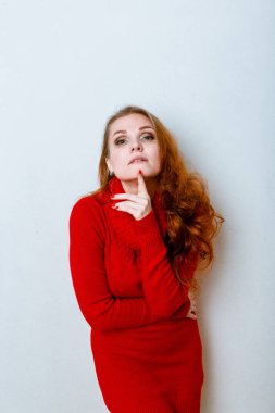 Stüdyoda izole edilmiş kırmızı kazaklı kızıl kadın portresi.. 