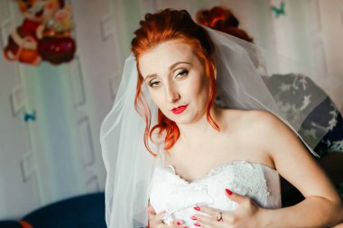 Gelinlik ve peçeli genç gelinin portresi. Yaklaş.