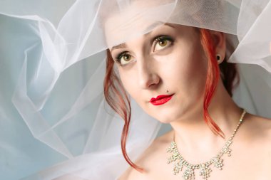 Gelinlik ve peçeli genç gelinin portresi. Yaklaş.