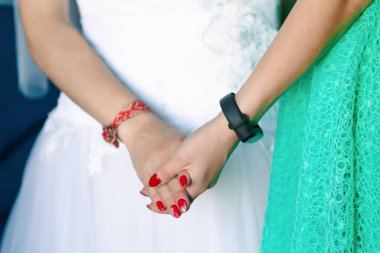 Lezbiyen düğün konsepti. İki kadın lezbiyen düğününde el ele tutuşuyor.