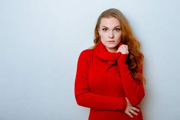 Retrato Mujer Pelirroja Suéter Rojo Estudio Con Fondo Aislado — Foto de Stock