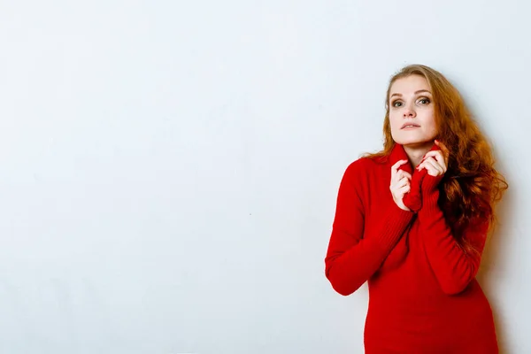 Retrato Mujer Pelirroja Suéter Rojo Estudio Con Fondo Aislado — Foto de Stock
