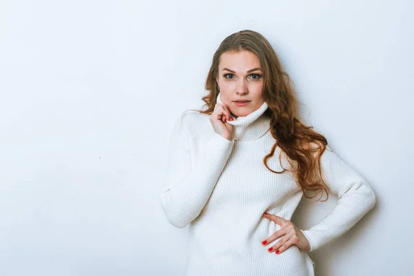Retrato Mujer Jengibre Suéter Blanco Estudio Con Fondo Aislado — Foto de Stock