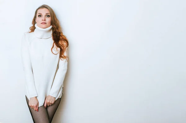 Retrato Mujer Jengibre Suéter Blanco Estudio Con Fondo Aislado — Foto de Stock