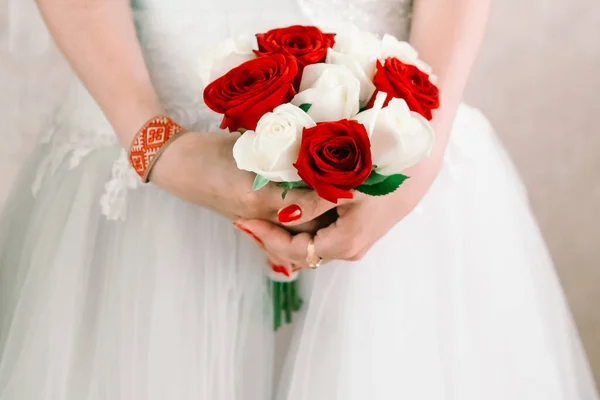 Braut Mit Brautstrauß Roten Und Weißen Rosen Nahaufnahme Gesicht — Stockfoto