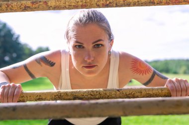 Genç bayan nehir sahilinde egzersiz yapıyor.