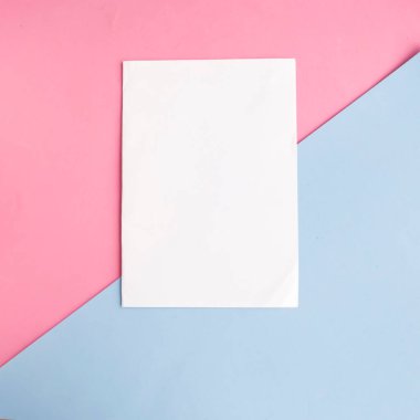 Geometrik mavi ve pembe arkaplan üzerinde beyaz model boş, metin için boşluğu kopyala