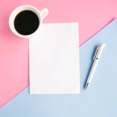 Kahve fincanı ve beyaz renkli geometrik arkaplan, tasarımcı şablonu boş