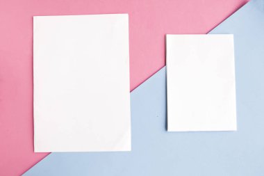 Renk geometrik arkaplanı üzerinde iki beyaz model boş, metin için boşluğu kopyala