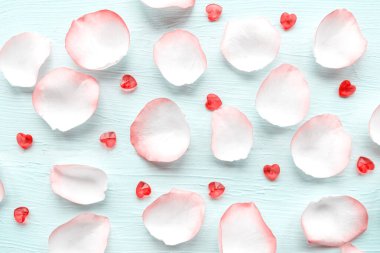 Ahşap arka planda gül yaprakları. Sevgililer Günü arkaplanı