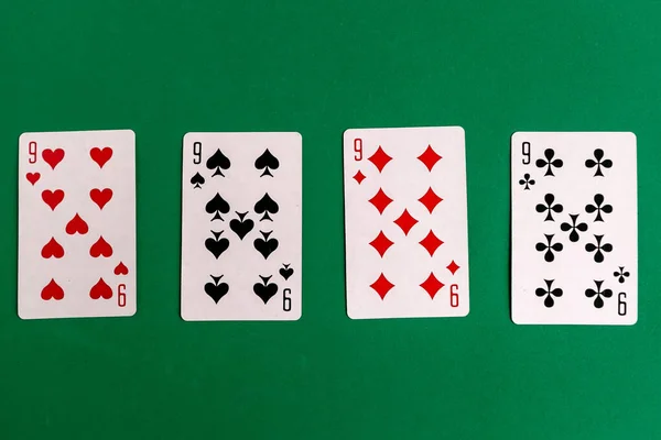 扑克四重奏打牌 绿色背景 复制空间 — 图库照片