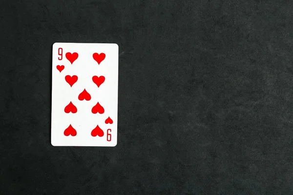Kupa Dokuzlusu Siyah Arkaplanda Kart Oynuyor Üst Görünüm Kopyalama Alanı — Stok fotoğraf