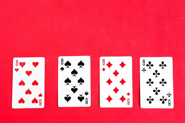 Quads Poker Cartas Jogo Fundo Vermelho — Fotografia de Stock