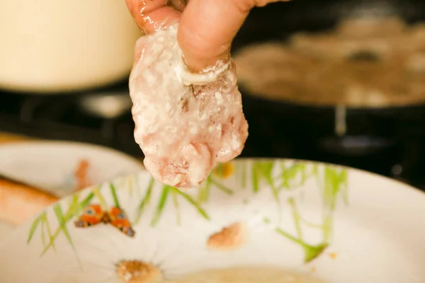 Vrouw Bereidt Vlees Keuken — Stockfoto