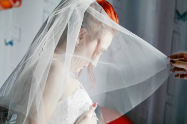 Duvağın altındaki güzel genç gelin, yaklaş.