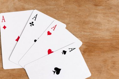 Poker dörtlüsü oyun kartı, tahta arkaplan
