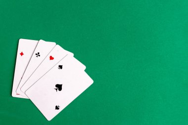 Poker dörtlüsü oyun kartı, yeşil arkaplan