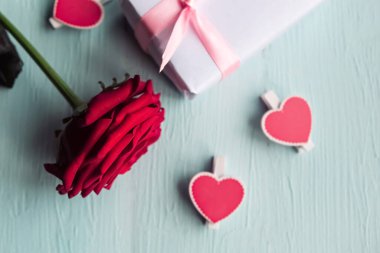 Ahşap arka planda gül yaprakları. Sevgililer Günü geçmişi. Metin için alanı kopyala