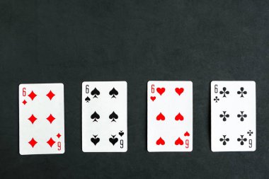 Poker dörtlüsü oyun kartı, siyah arkaplan
