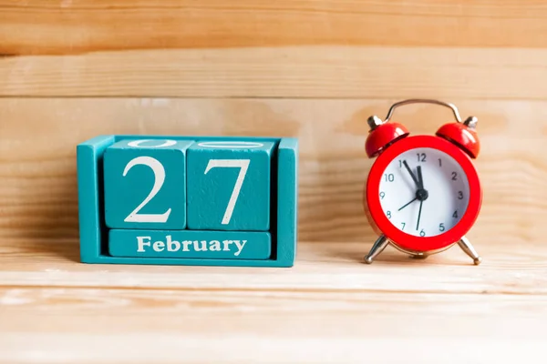 Febrero Calendario Cubo Azul Con Mes Fecha Sobre Fondo Madera —  Fotos de Stock