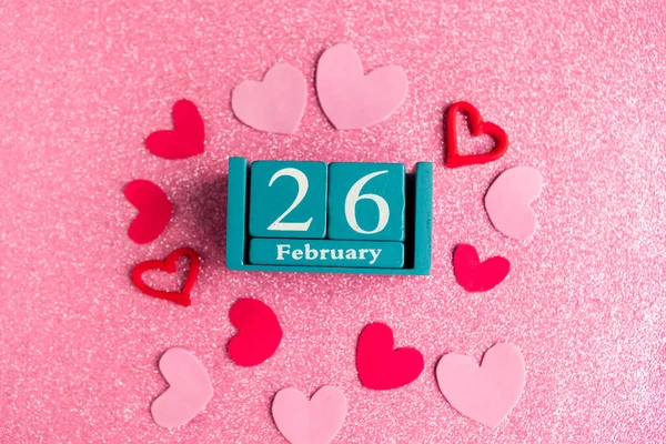 Febbraio Calendario Blu Cubo Con Mese Data Decorazioni Sfondo Rosa — Foto Stock