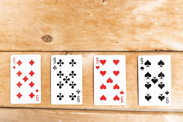 Poker Quads Naipes Fondo Madera — Foto de Stock