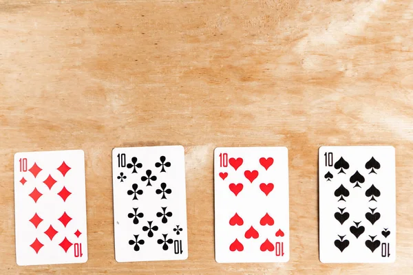 Poker Quads Naipes Fondo Madera — Foto de Stock