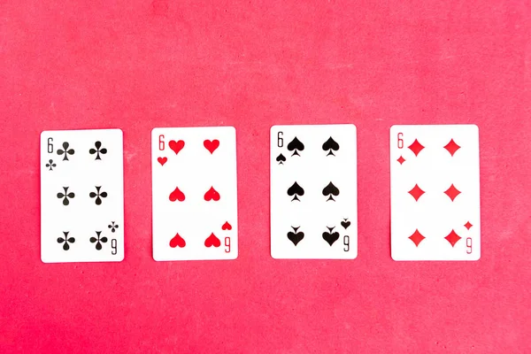 Quads Poker Cartas Jogo Fundo Vermelho — Fotografia de Stock