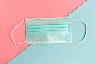 Renkli geometrik arka planda tıbbi maske. Coronavirus konsepti