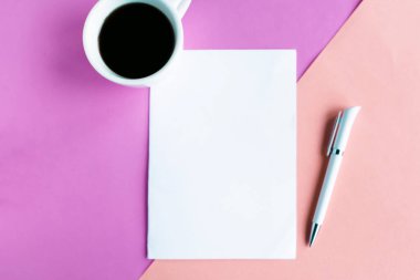 Kahve fincanı ve beyaz renkli geometrik arkaplan, tasarımcı şablonu boş