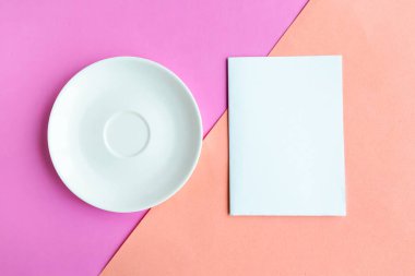 Renk arkaplanında boş plaka ve model boş. Metin için alanı kopyala. Asgari konsept