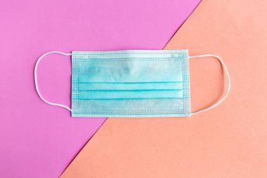 Renkli geometrik arka planda tıbbi maske. Coronavirus konsepti