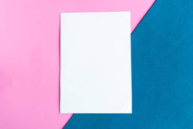 Renk arkaplanı üzerinde beyaz model boş, metin için alanı kopyala