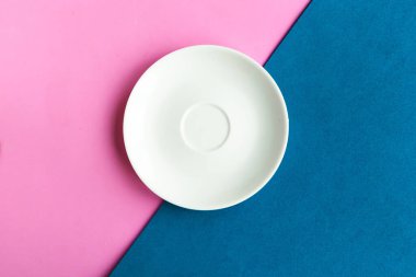 Pembe ve mavi arka planda boş bir plaka. Metin için alanı kopyala. Asgari konsept