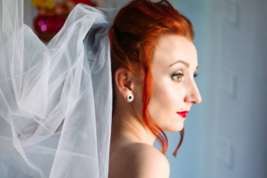 Gelinlik ve peçeli genç gelinin portresi. Yaklaş.