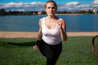 Tıbbi maske takan bir kaçakçı, Coronavirüs salgını Covid-19. Spor, karantinada aktif yaşam yüz maskesi korumalı cerrahi sterilizasyon. Corona Salgını 'nda atletizm pistinde açık hava koşusu