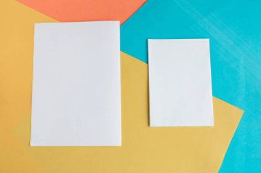 Renkli geometrik arkaplanda iki beyaz model boş