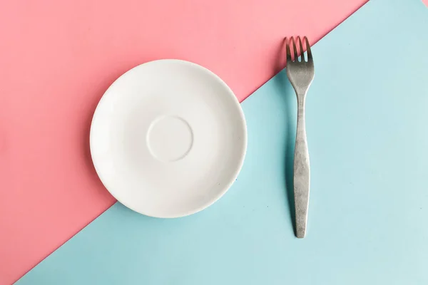 Κενό Πιάτο Και Πιρούνι Ροζ Και Μπλε Φόντο Αντιγραφή Χώρου — Φωτογραφία Αρχείου