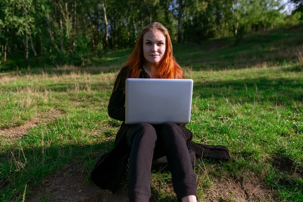 Freelancer Naturaleza Mujer Está Trabajando Con Ordenador Portátil Bosque — Foto de Stock