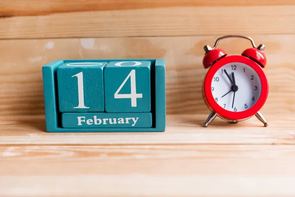 Febrero Calendario Cubo Azul Con Mes Fecha Sobre Fondo Madera —  Fotos de Stock