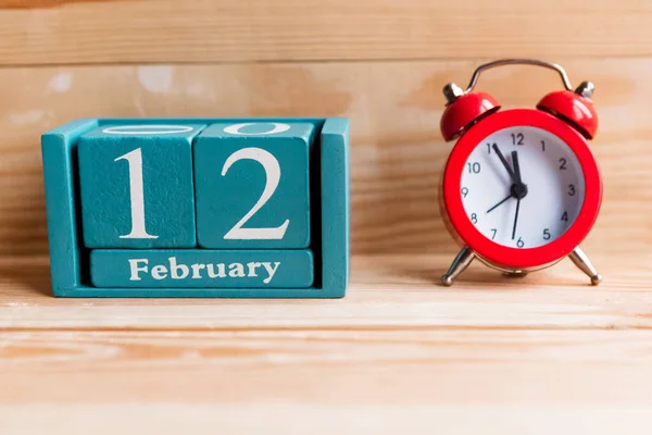 Febrero Calendario Cubo Azul Con Mes Fecha Sobre Fondo Madera —  Fotos de Stock