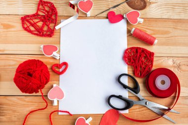 Sevgililer Günü El Yapımı Kırmızı İplik Kalpler, dikiş malzemeleri ve tahta arka planda beyaz model. Aşk Tatili. Düğün konsepti. Metin için alanı kopyala