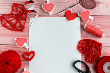 Sevgililer Günü El Yapımı Kırmızı İplik Kalpler, dikiş malzemeleri ve tahta arka planda beyaz model. Aşk Tatili. Düğün konsepti. Metin için alanı kopyala