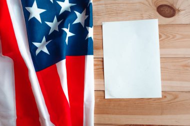 Amerikan bayrağı ve ahşap arka planda beyaz model. Tasarımcı şablonu