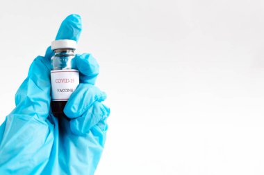 Coronavirus aşısı COVID-19 'un geliştirilmesi ve yaratılması. Coronavirus aşısı konsepti doktorun elinde. Koronavirüs salgınının önlenmesi. Metin için alanı kopyala