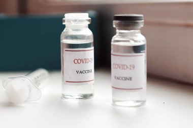 Coronavirus aşı şişesi ve şırınga enjeksiyonu. Corona virüsü enfeksiyonunu önleme ve tedavi etme. Tıp bulaşıcı kavramı.